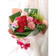 北海道小樽市小樽フラワーの花　カーネーションとグリーンの花束