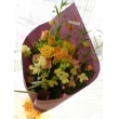 北海道小樽市小樽フラワーの花　ビタミンカラーのカーネーションとバラの花束